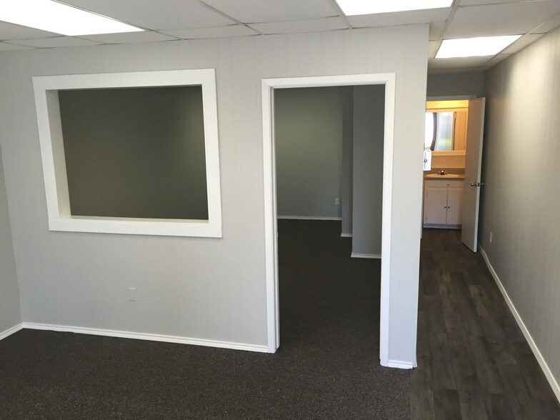 More Photos Of 951 W Pipeline Rd, Hurst Office For Lease