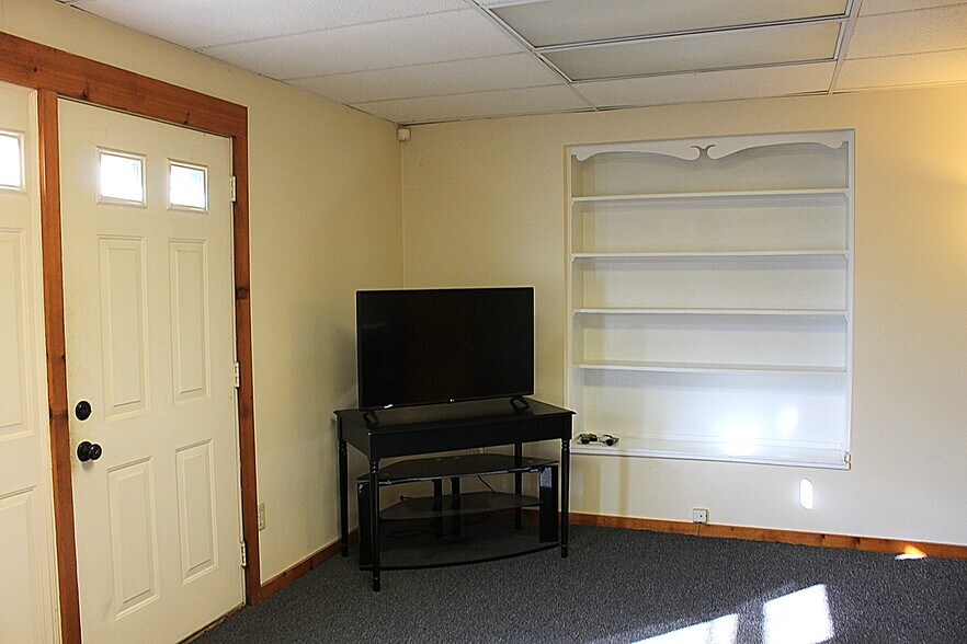 More Photos Of 988 E 185th St, Cleveland Office For Sale