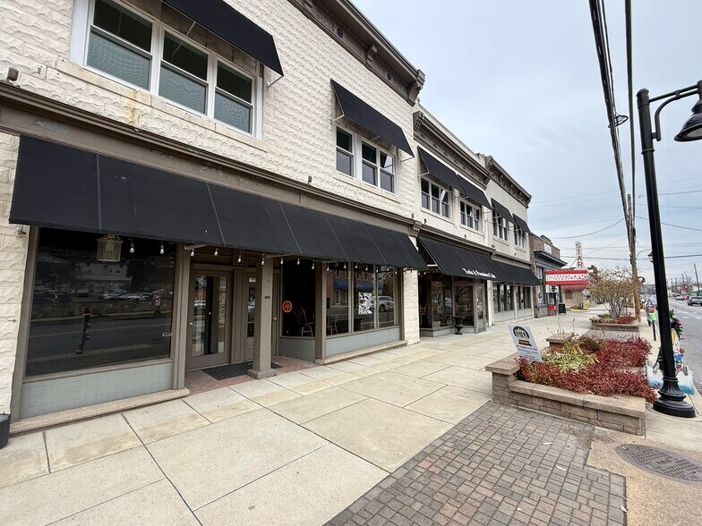 More Photos Of 33 N Washington St, Berkeley Springs Restaurant For Sale