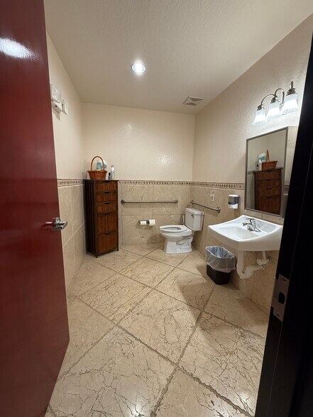 More Photos Of 1701-1745 Banks Rd, Margate Light Distribution For Lease