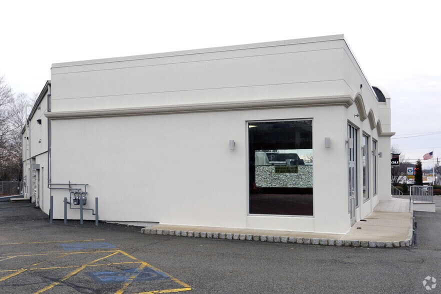 More Photos Of 400 Rte 17, Upper Saddle River Storefront For Lease