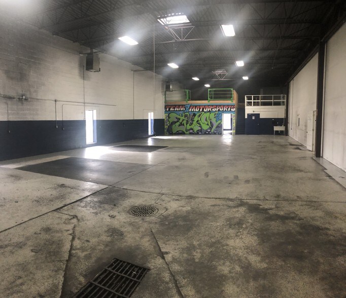 More Photos Of 12250-12264 Universal Dr, Taylor Warehouse For Lease