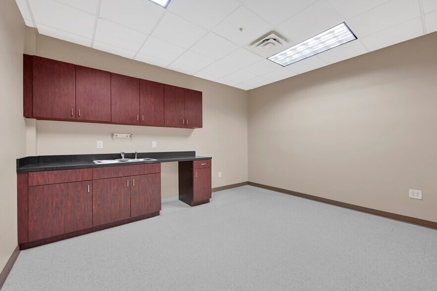 More Photos Of 7900 N Sam Houston Pky W, Houston Office For Lease