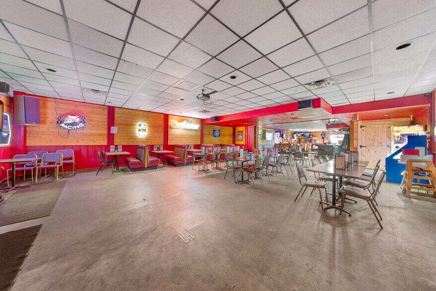 More Photos Of 209 N 5th Ave E, Truman Freestanding For Sale