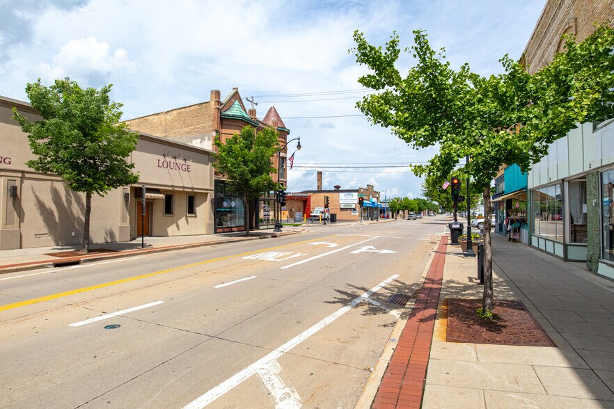 More Photos Of 578 N Main St, Oshkosh Storefront Retail Residential For Sale