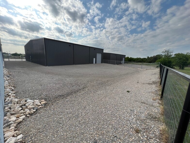 More Photos Of 120 Old Agnes Rd, Weatherford Flex For Lease