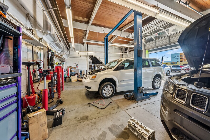 More Photos Of 348 N Riverside Ave, Medford Auto Repair For Lease