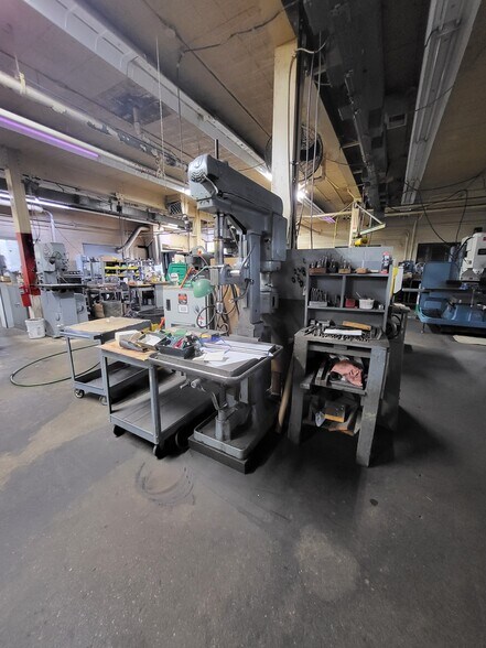 More Photos Of 15321 W Eleven Mile Rd, Oak Park Manufacturing For Sale