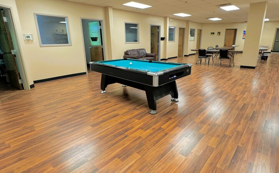 More Photos Of 575 Airport Rd, Gallatin Research And Development For Sale