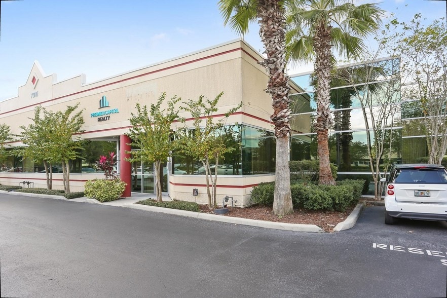 More Photos Of 7901 Kingspointe Pky, Orlando Showroom For Sale