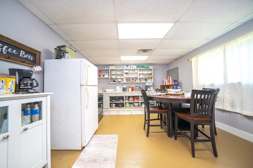 More Photos Of 220 Progress Blvd, Longview Warehouse For Sale