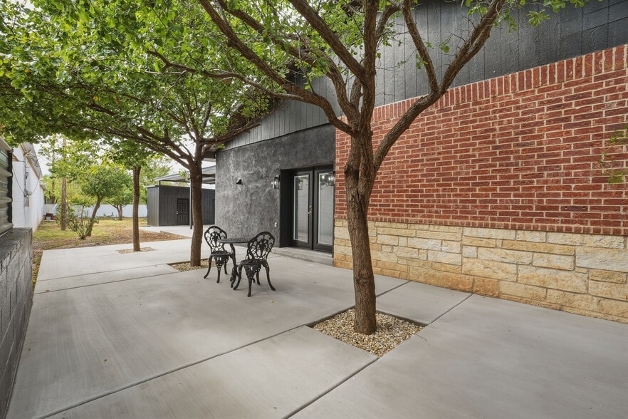 More Photos Of 7327 19th St, Lubbock Office For Sale