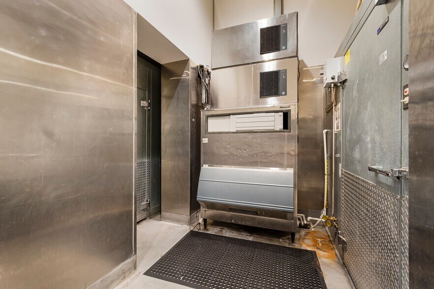 More Photos Of 229 Broadway St, Chico Bar For Lease