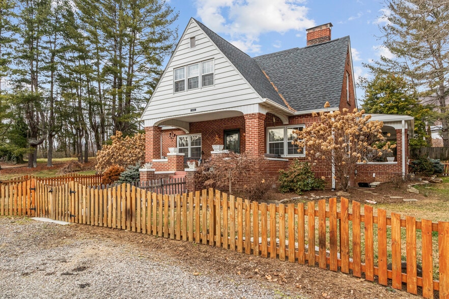 More Photos Of 506 W Main St, Burnsville Freestanding For Sale