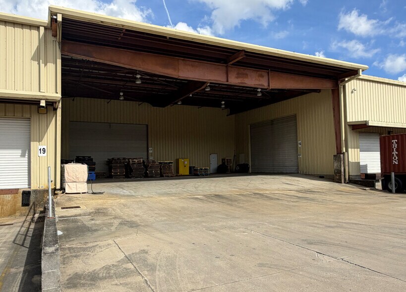 More Photos Of 5360 Commerce Blvd E, Mobile Warehouse For Lease