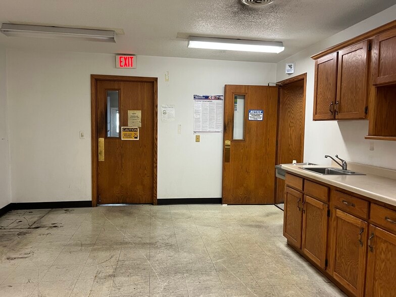 More Photos Of 930 Single Ave, Wausau Manufacturing For Sale