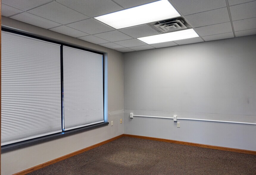 More Photos Of 4201 W 12th St, Sioux Falls Flex For Lease