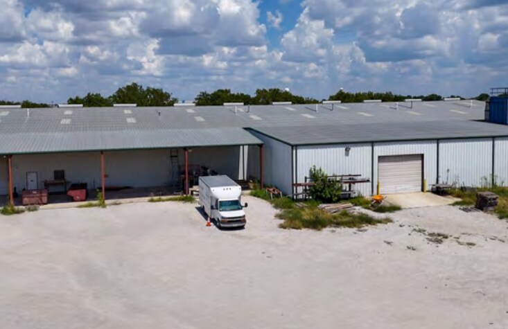 More Photos Of 1850 N Stemmons St, Sanger Industrial For Lease