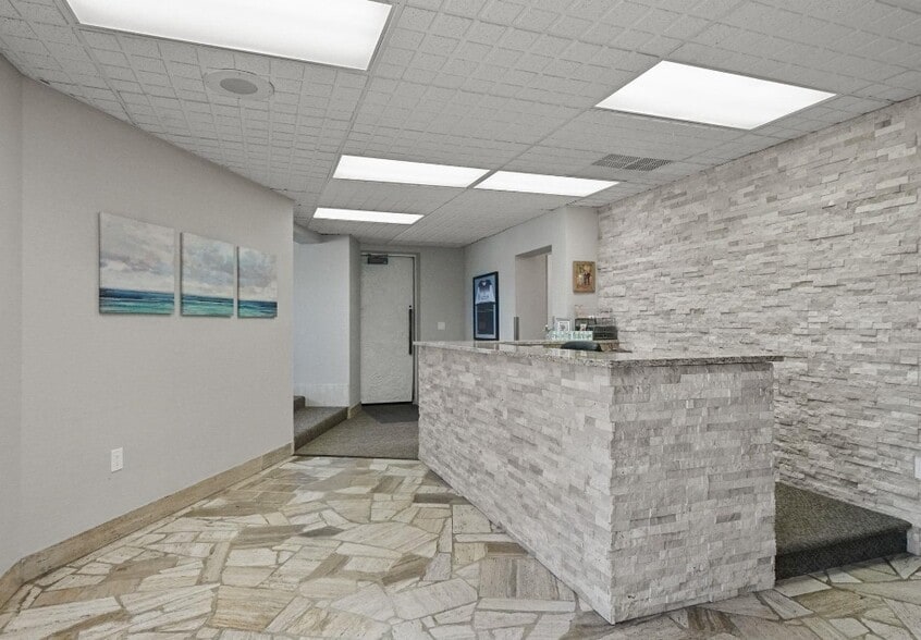 More Photos Of 33604 Grand River Ave, Farmington Office For Sale