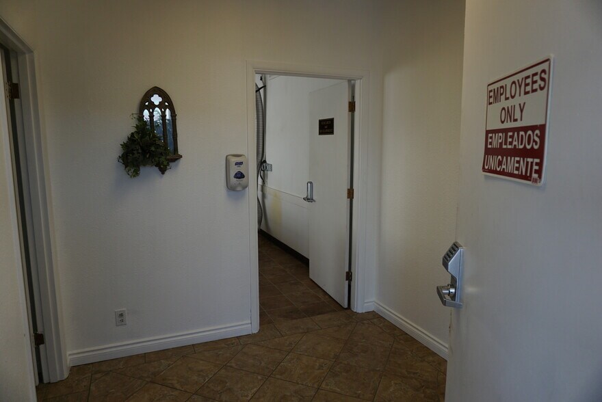 More Photos Of 607 5th St, Prosser General Retail For Sale