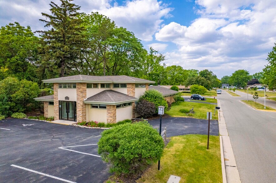 More Photos Of 718 Park Ave, Beaver Dam Office For Sale