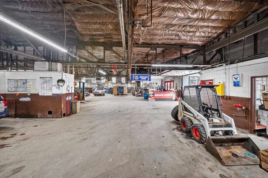 More Photos Of 5009 Xerxes Ave S, Minneapolis Auto Repair For Sale