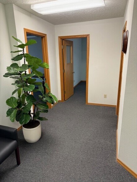 More Photos Of 1579 Burns St, West Linn Office For Lease