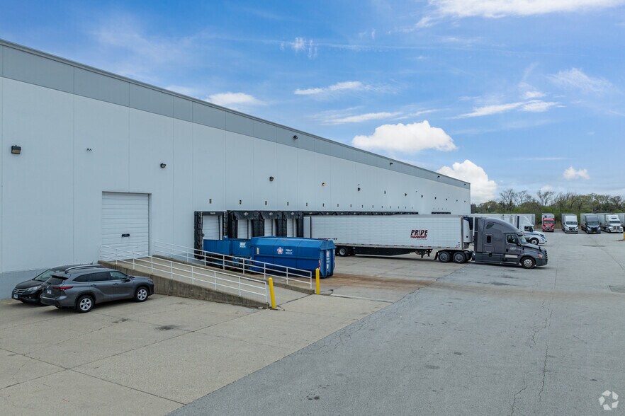 More Photos Of 1100 N Swift Rd, Addison Warehouse For Lease