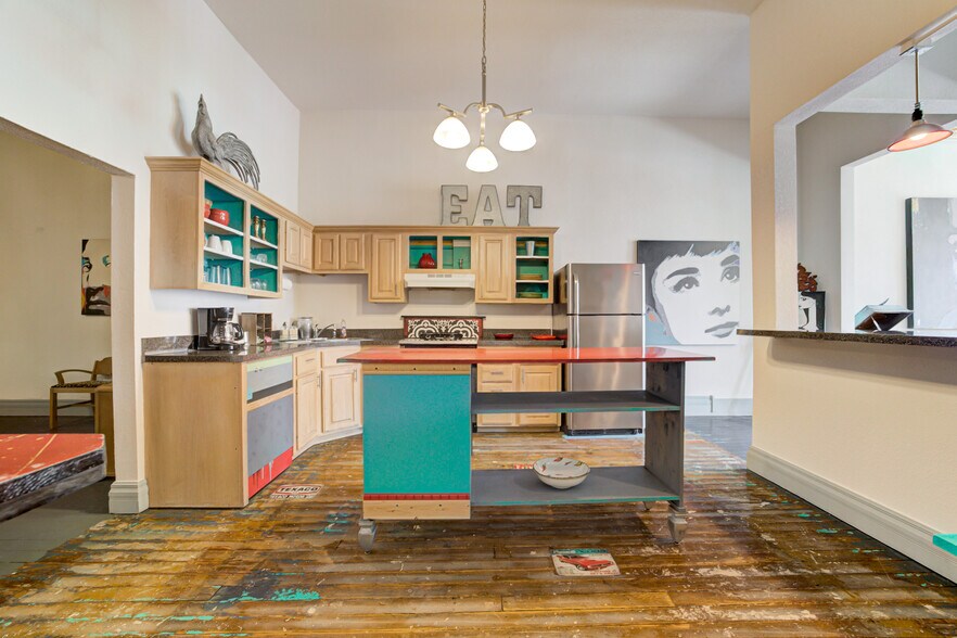 More Photos Of 117 W Harrison Ave, Guthrie Storefront Retail Residential For Sale