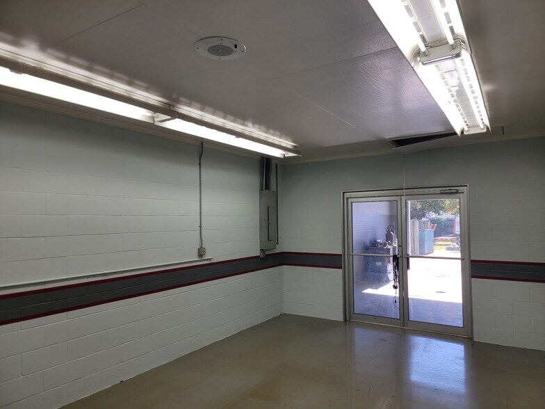 More Photos Of 1106 Goodale Ave, Camden Flex For Sale