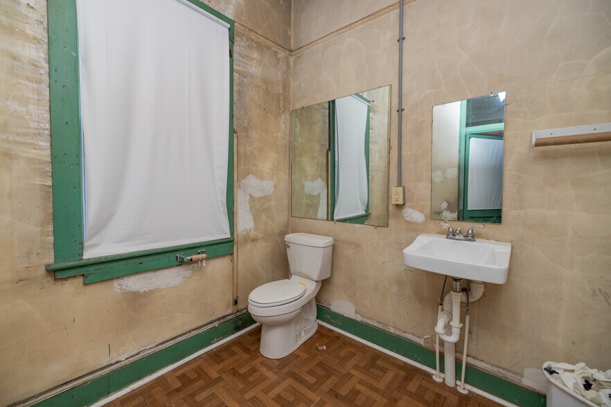 More Photos Of 1801 Main, Victoria General Retail For Sale