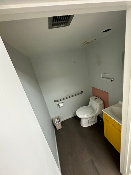 More Photos Of 4331 N Dixie Hwy, Boca Raton Light Distribution For Lease