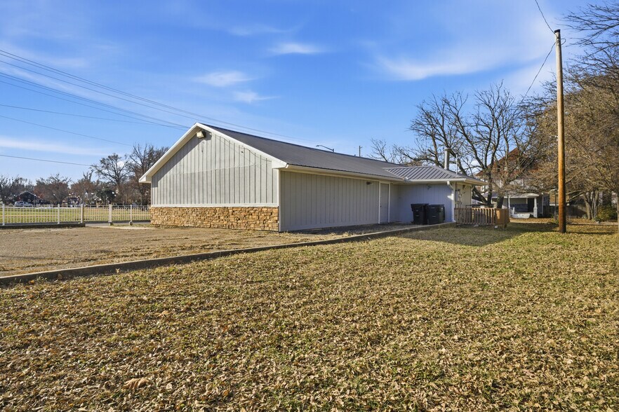 More Photos Of 1196 SW Washburn Ave, Topeka Specialty For Sale