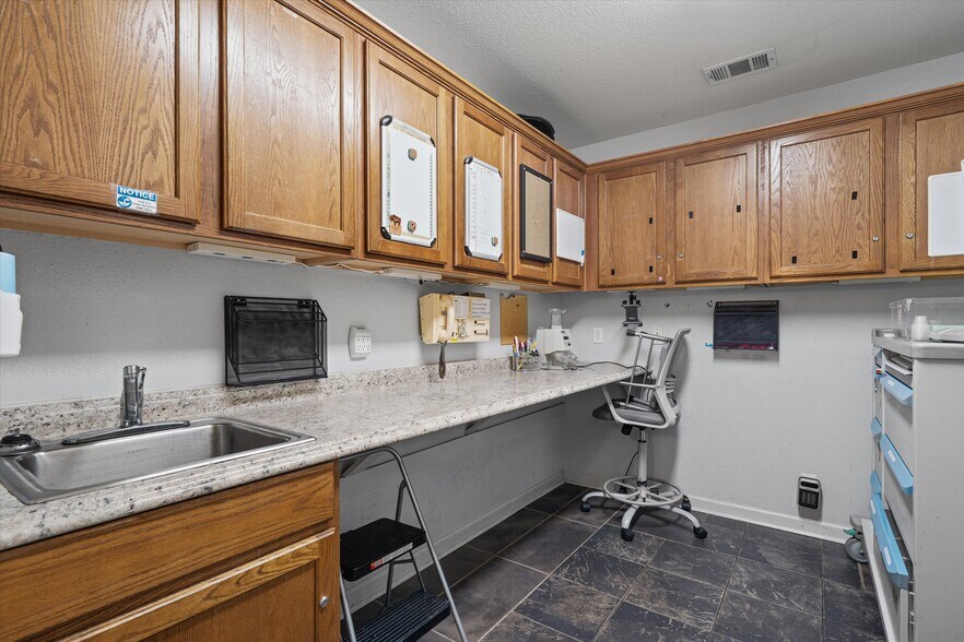 More Photos Of 1213 Justin Ln, Austin Healthcare For Sale