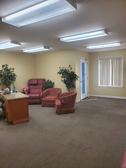 More Photos Of 2447 E Judd Rd, Burton Showroom For Sale