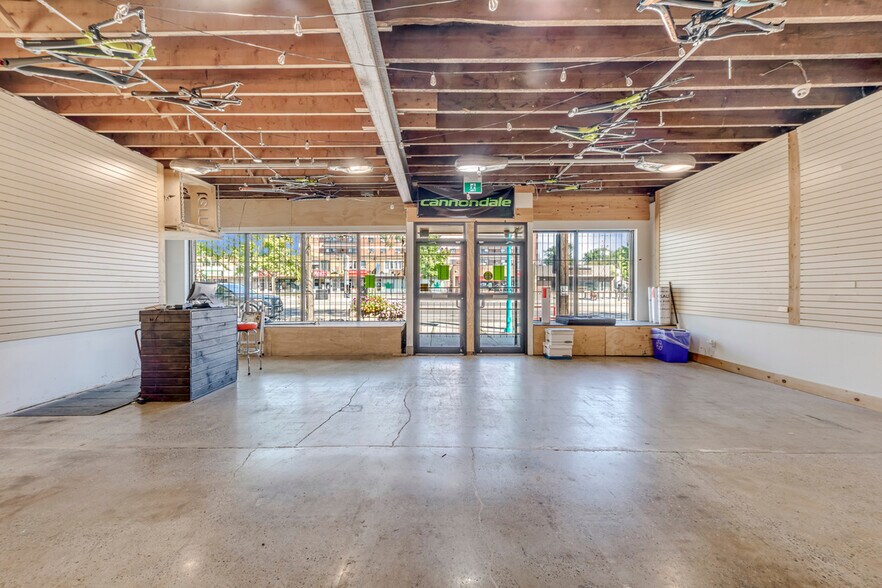 More Photos Of 3267 Lake Shore Blvd W, Toronto Storefront For Sale