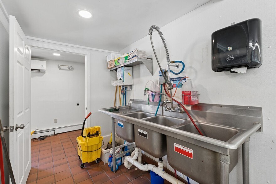 More Photos Of 150 US ROUTE 1, Freeport Fast Food For Sale