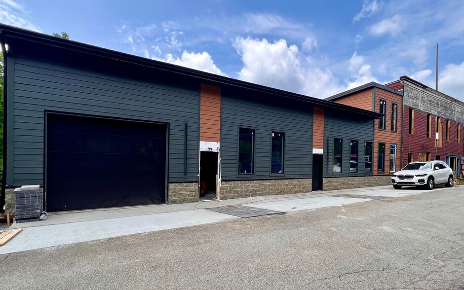 More Photos Of 74 Dambach Ave, Valencia Manufacturing For Lease