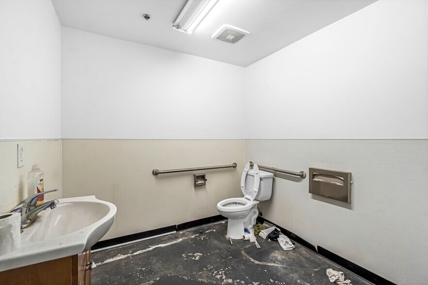 More Photos Of 5348-5374 N Spruce Ave, Fresno Freestanding For Lease