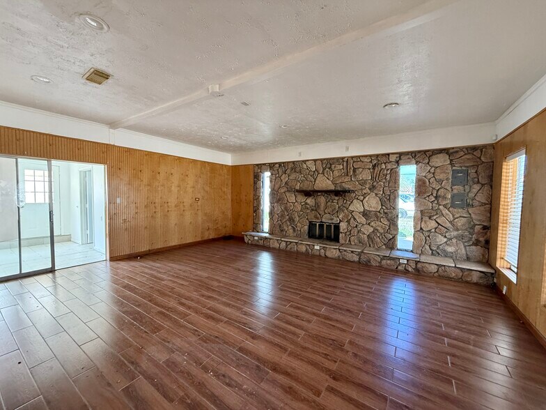 More Photos Of 2013 Blalock Rd, Houston Warehouse For Lease