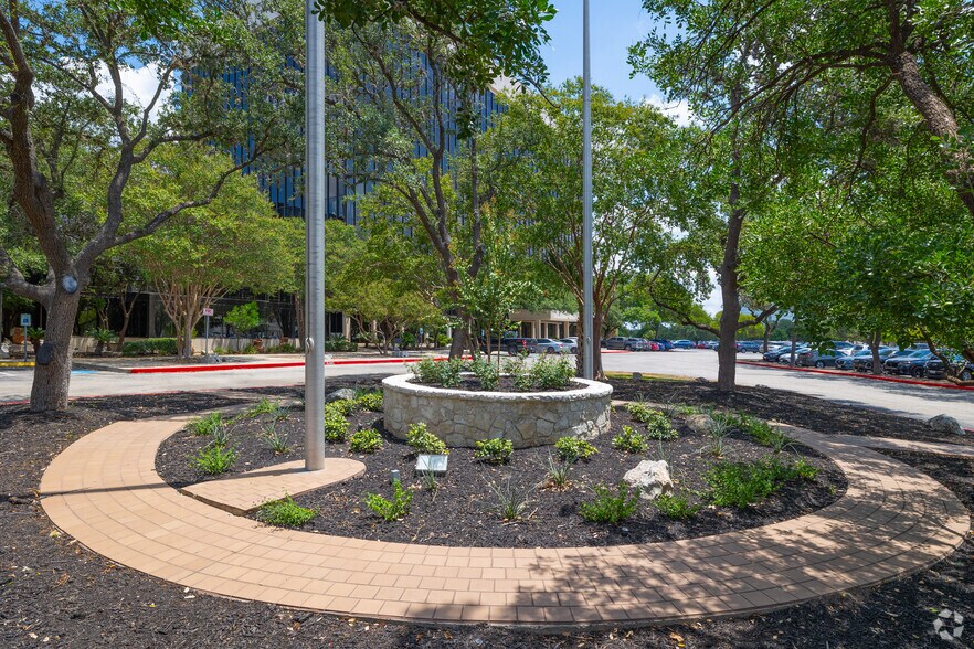 More Photos Of 8700 Tesoro Dr, San Antonio Office For Sale