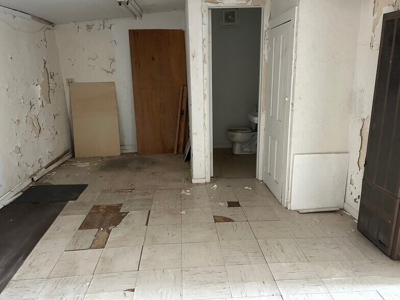 More Photos Of 109 SW 11th St, Lawton Light Distribution For Sale