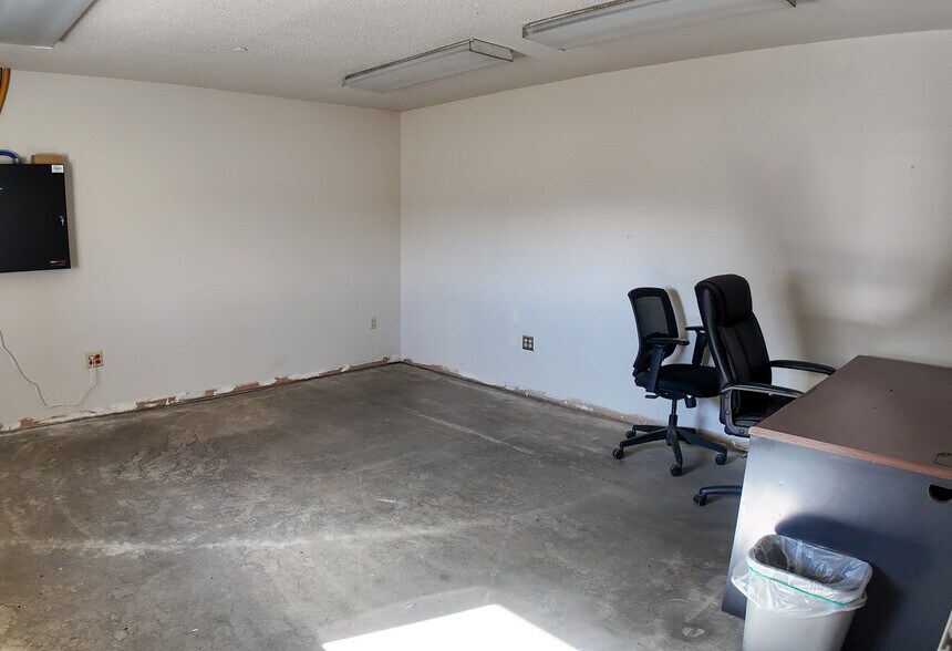 More Photos Of 100 Quality Park Dr, Beresford Manufacturing For Sale