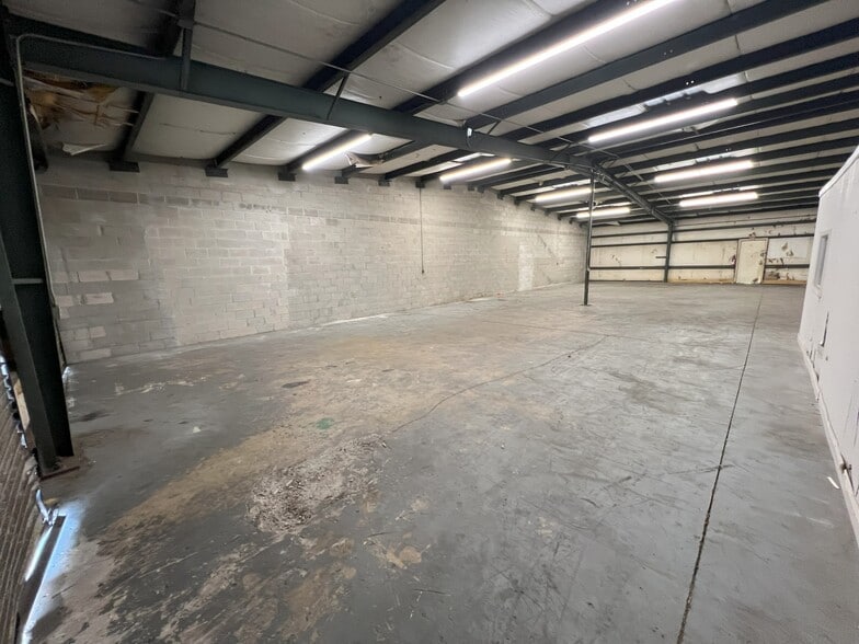 More Photos Of 748 Commerce Cir, Longwood Warehouse For Lease