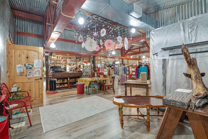 More Photos Of 517 E Brazos Ave, West Columbia Freestanding For Sale