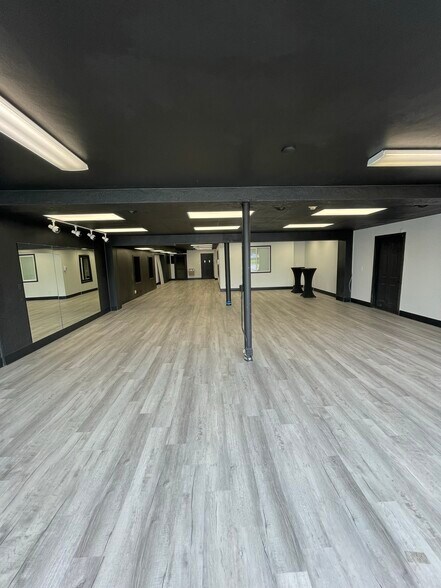 More Photos Of 3145 S Madison Ave, Indianapolis Office For Lease
