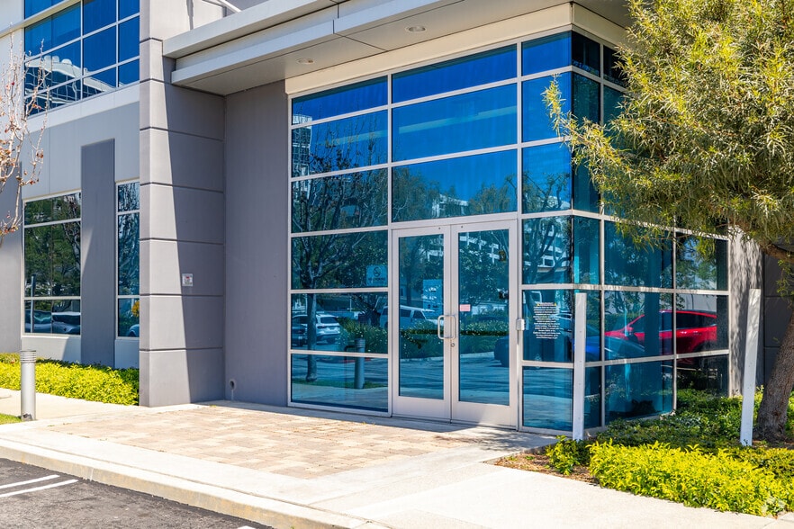 More Photos Of 887-889 N Douglas St, El Segundo Loft Creative Space For Sale