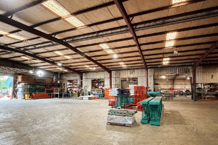 More Photos Of 924 Fisher St, Houston Warehouse For Lease