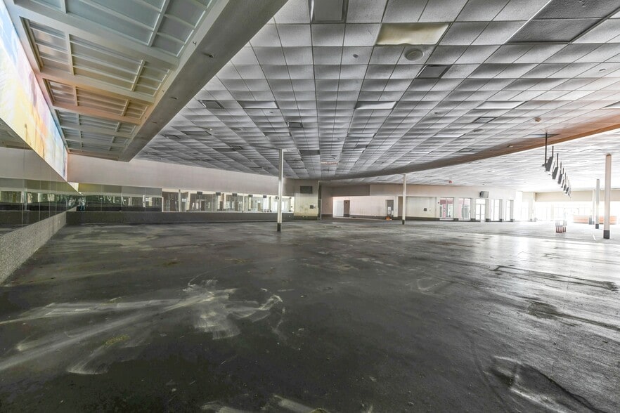 More Photos Of 4340 Lincoln Hwy, Matteson Health Club For Sale