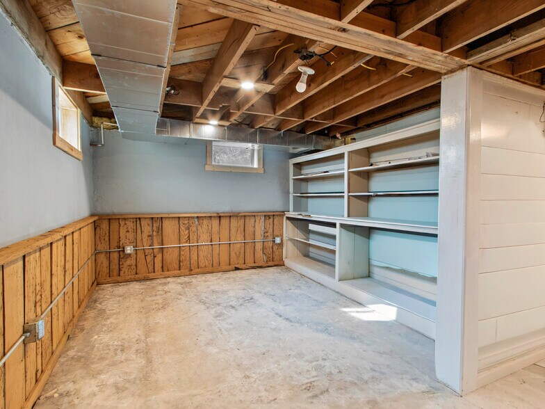 More Photos Of 506 W Main St, Burnsville Freestanding For Sale